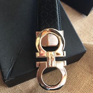 Ferragamo means belt black with gold buckle.